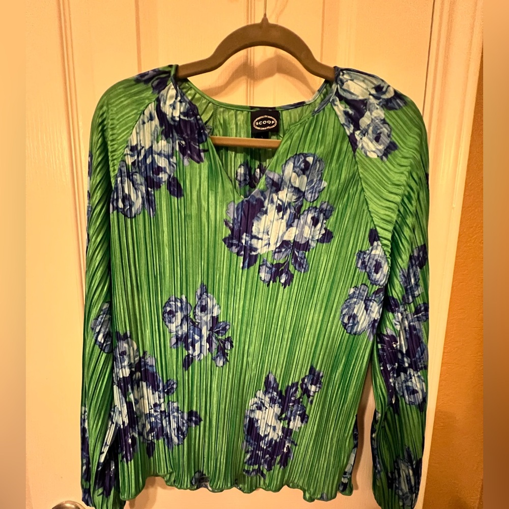 Scoop NYC Green and Blue Flowy, Floral Women's Top, Size Small